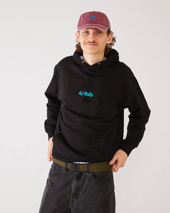 Skateboarder wearing a black 4Msb hoodie with dala horse on the back (not seen in the picture), a 4Msb dala horse cap in vintage red and a skateovation webbing belt SO olive with black buckle.