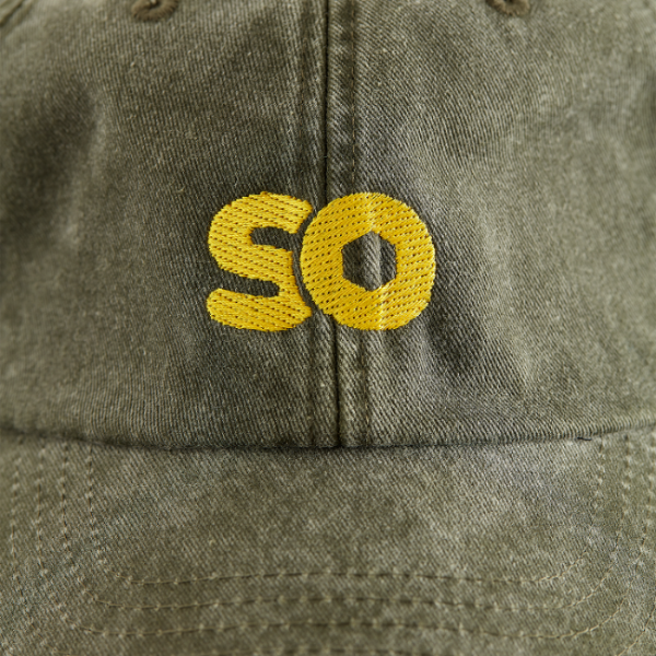 skateovation dad cap SO in the colour vintage olive (green), close-up of the embroidered SO logo in yellow on the front.