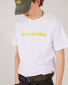 Skater facing forward, side, hand in his front pocket, wearing a skateovation SO dad cap in the colour vintage olive, a white T-shirt with skateovation texted in yellow on the chest and a 4Msb webbing belt in the colour olive with a black buckle.