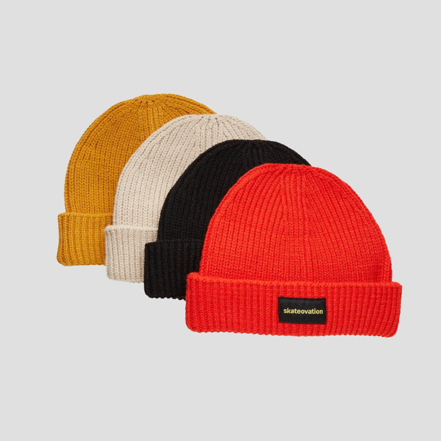 The Skatetovation harbour beanie Core in four different colors: fire red (front), black, oatmeal and mustard (back).