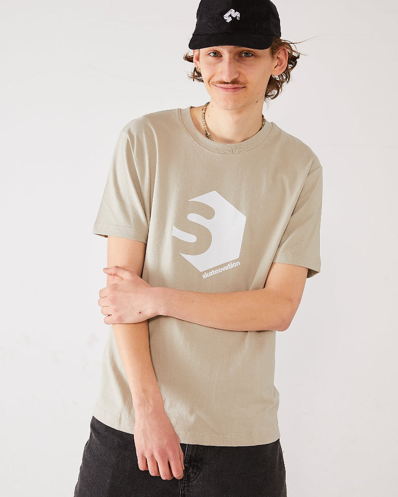 skater wearing a beige t-shirt skateovation SO720 stone and a black 4Msb cord cap quatro.