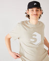 skater wearing a beige t-shirt SO 720 and a black 4Msb cord cap quatro.