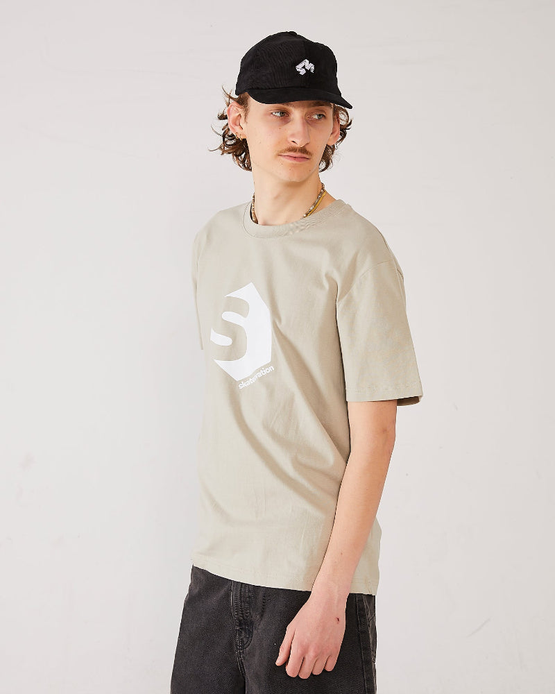 skateboarder wearing a skateovation t-shirt SO 720 stone and a black 4Msb cord cap quatro.