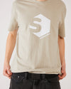 Beige t-shirt skateovation SO-720 and black webbing belt SO worn by a skateboarder. 