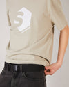 Beige t-shirt skateovation SO-720 and black webbing belt SO worn by a skateboarder. 