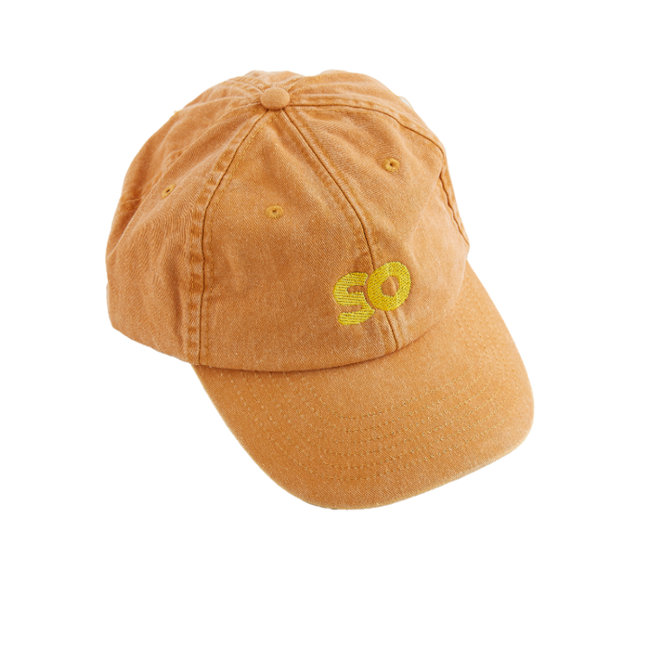 Skateovation dad cap in the colour mustard (vintage orange) with the SO logo embroidered in yellow on the front. 